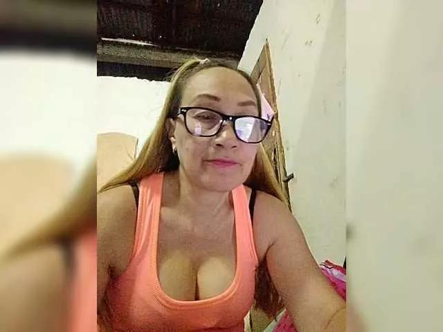 cherrywhite03 on BongaCams