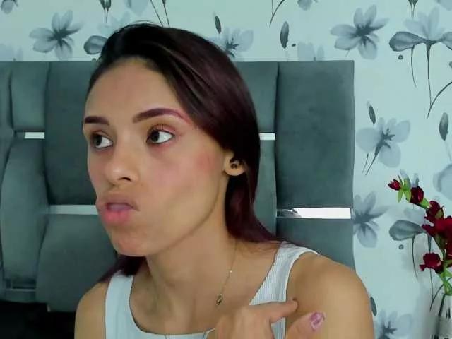 Ehotloveaxxx on BongaCams