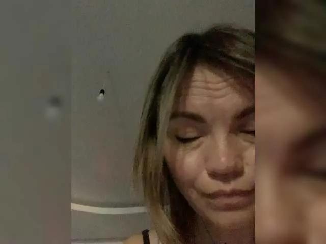 Ella-Pearlie on BongaCams 