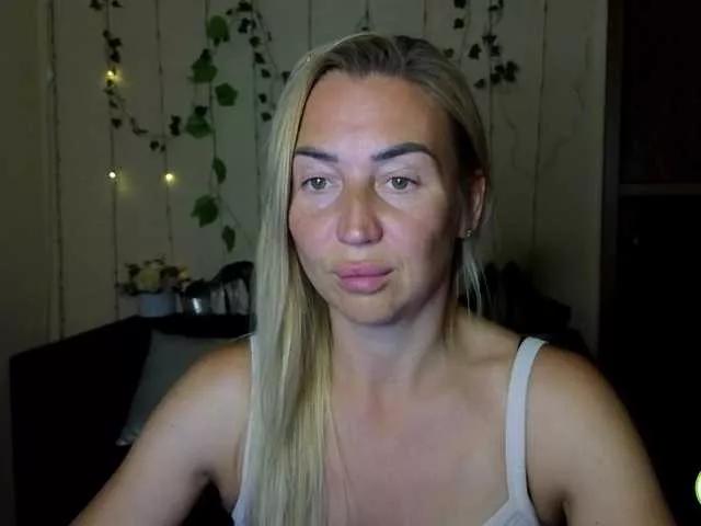 Jullyblondkiss on BongaCams 