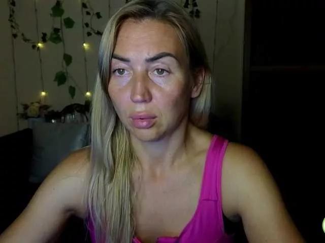 Jullyblondkiss on BongaCams 