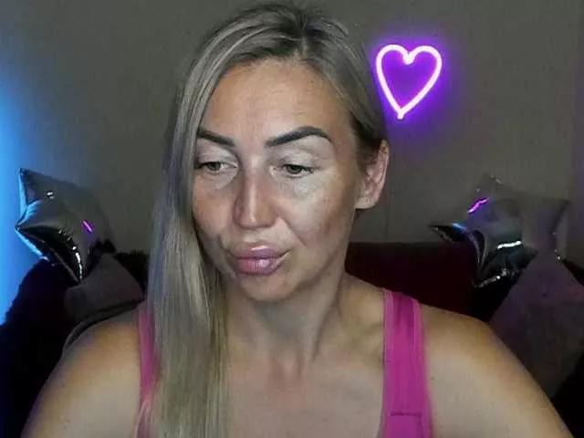 Jullyblondkiss on BongaCams 