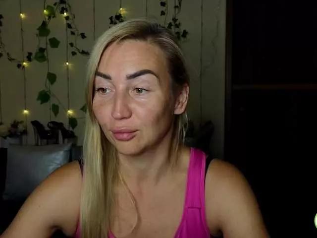 Jullyblondkiss on BongaCams 