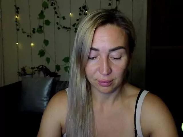 Jullyblondkiss on BongaCams 