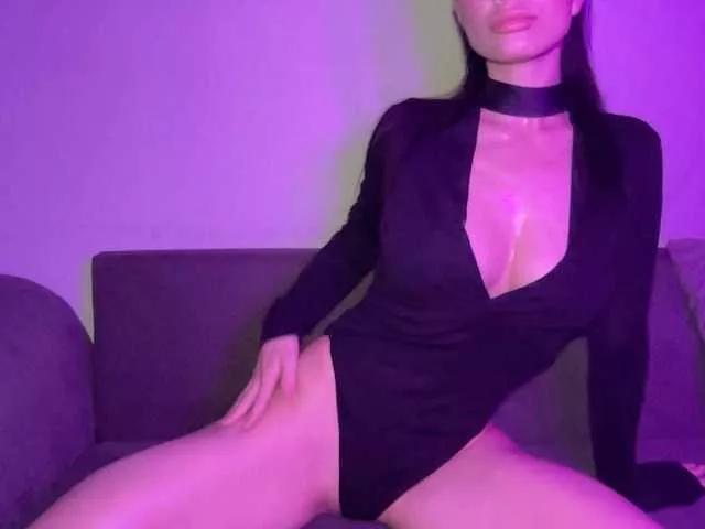 KinaGlow on BongaCams