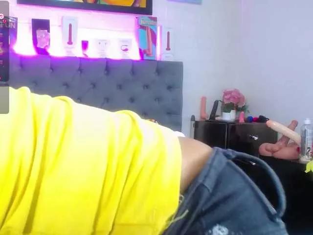 louise-nails on BongaCams