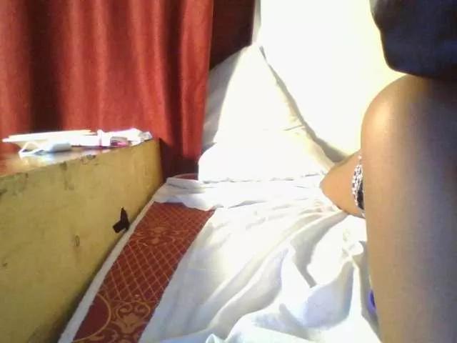 Petite-queen001 on BongaCams