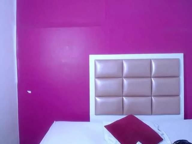 tiny-sarah1 on BongaCams