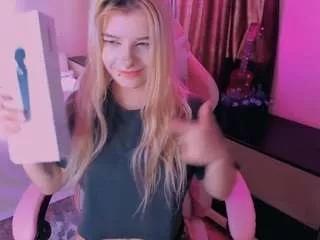 cuddlykittenn on CamSoda 