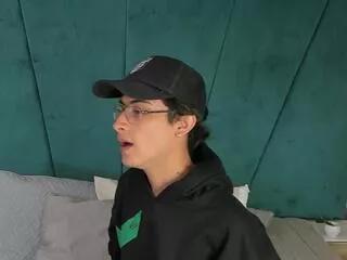 aaron_ez on Flirt4Free 