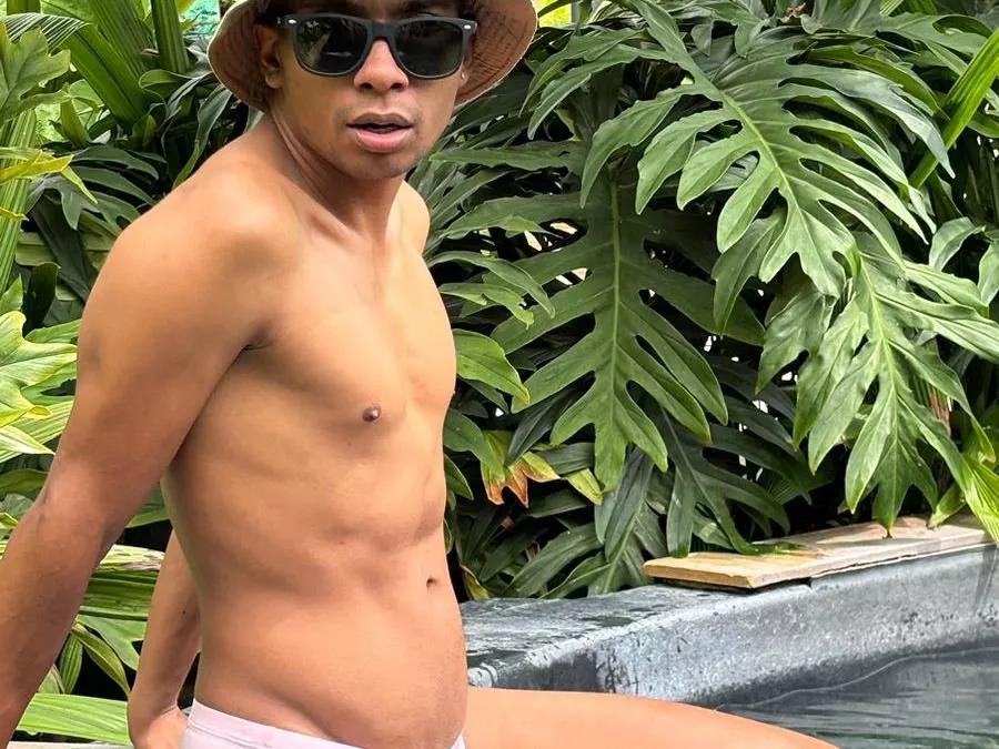 Aaronblack18 on Streamate 