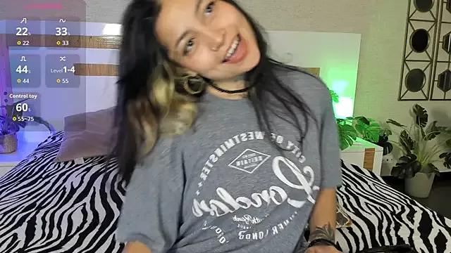 anne_dh on StripChat