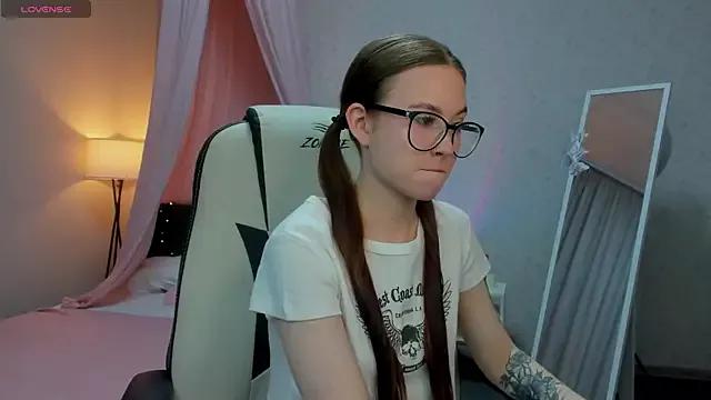 Dolly_Gleam on StripChat