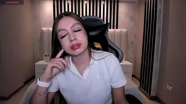 EllaClark on StripChat 