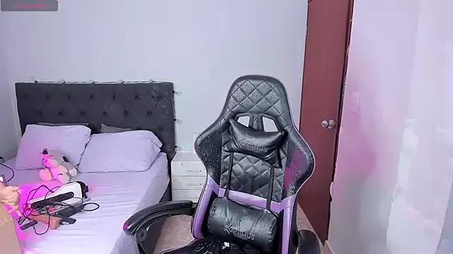 evelyn_23 on StripChat 