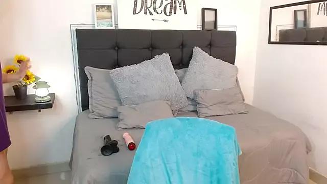 Eymmy_24 on StripChat 