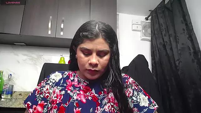 iniyalaboni on StripChat 