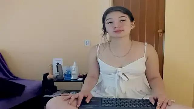 lilimini032 on StripChat 