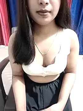 Maahhii_2 on StripChat 
