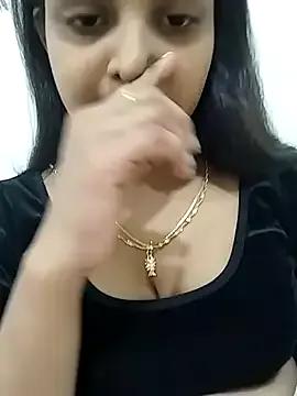 Maahhii_2 on StripChat 