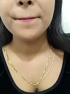 Maahhii_2 on StripChat 