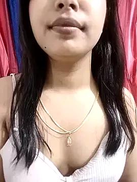 Maahhii_2 on StripChat 