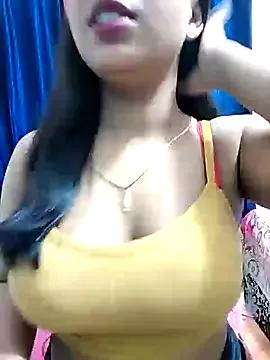 Maahhii_2 on StripChat 