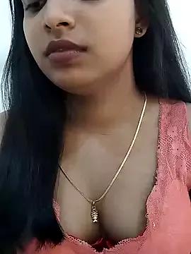 Maahhii_2 on StripChat 