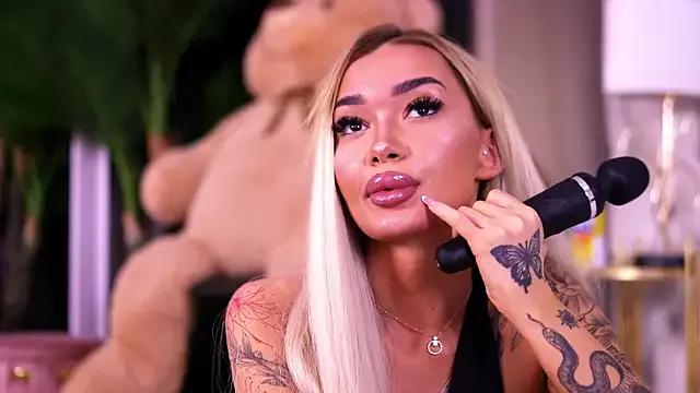SashaFerrera on StripChat 