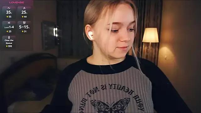 ZaraCreedon on StripChat 